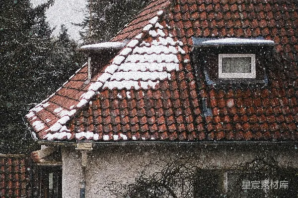 高清摄影 在下雪天，一座红瓦房。