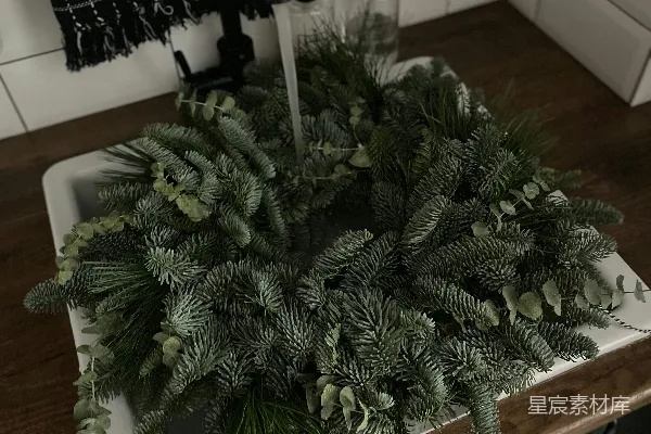 高清摄影 一个白色的水槽坐落在水龙头下面，旁边是木质的台面。