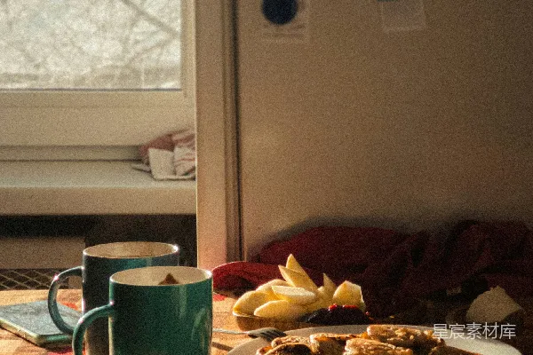 高清摄影 绿色陶瓷杯放在棕色陶瓷盘子旁边，放在桌子上。