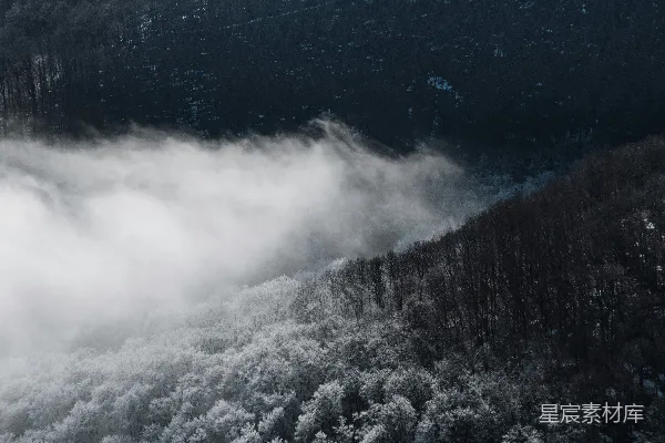雪山之上云涌而生