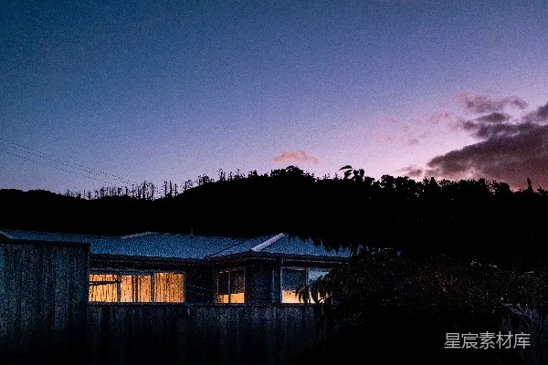 高清摄影 黄昏时分灯火通明的房屋