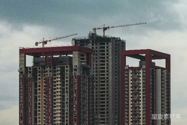 高清摄影 一座建筑顶部的起重机
