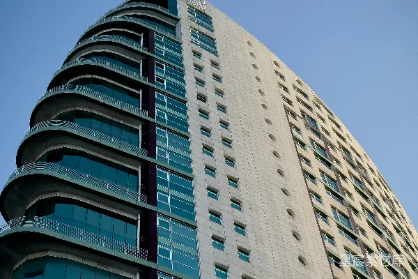 高清摄影 一座非常高大的建筑物，有很多窗户。