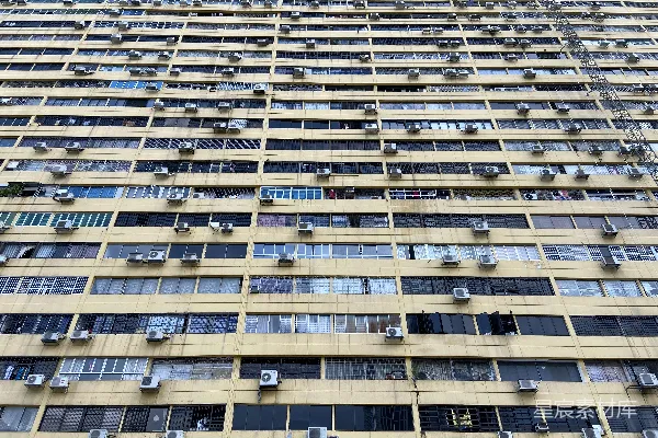 高清摄影 一座非常高大的建筑物，有很多窗户。