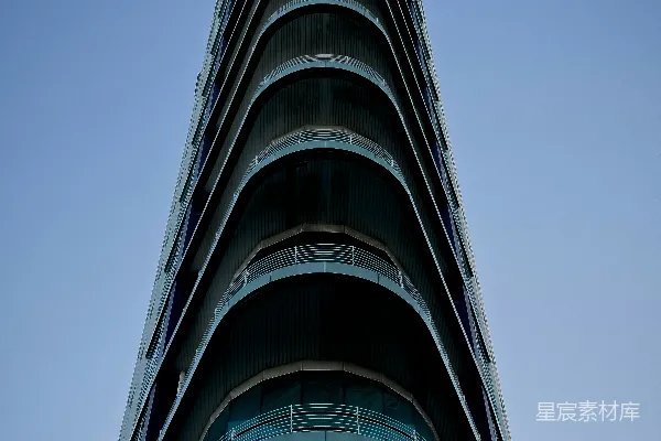 高清摄影 一座高层建筑，顶部有阳台。