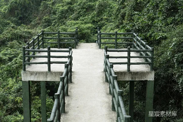 棕色木桥跨过河流