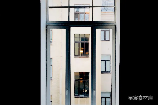 高清摄影 透过窗户看公寓大楼的景色。
