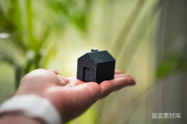高清摄影 一个人手里拿着一个小房子