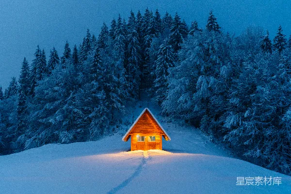 高清摄影 一所房子在雪地中间