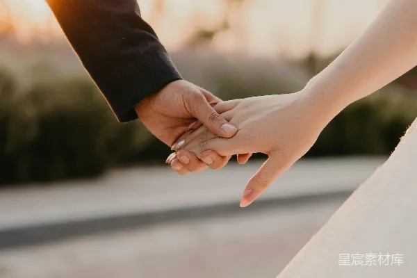 男女握手的手