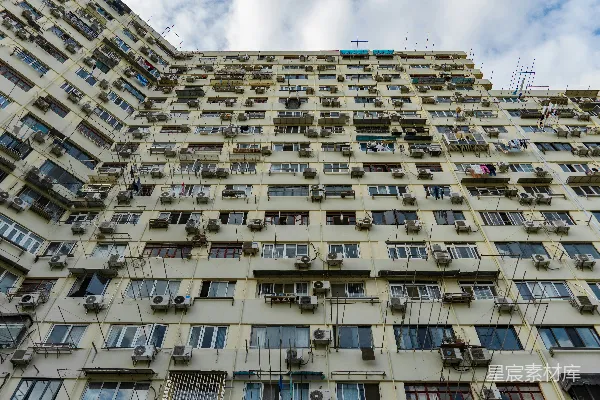 高清摄影 一座高大的建筑物，有许多窗户和空调。