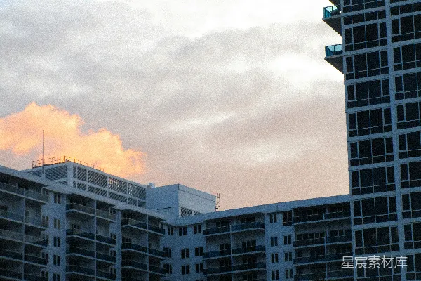 高清摄影 一座高楼大厦，背景是蓝天。
