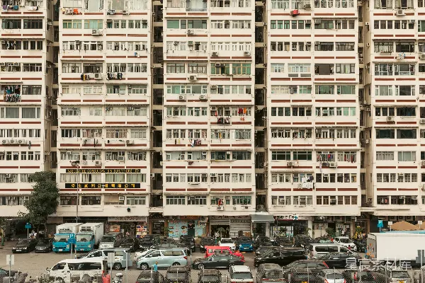 高清摄影 一座大楼前面停了许多辆车。