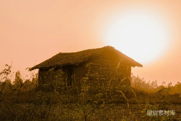 高清摄影 太阳正落在这座小建筑后面。