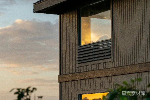 高清摄影 现代化建筑在日落时的外观，反射出天空的景色