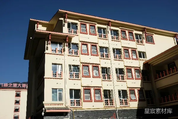 高清摄影 一座蓝天下有着许多窗户的米色建筑