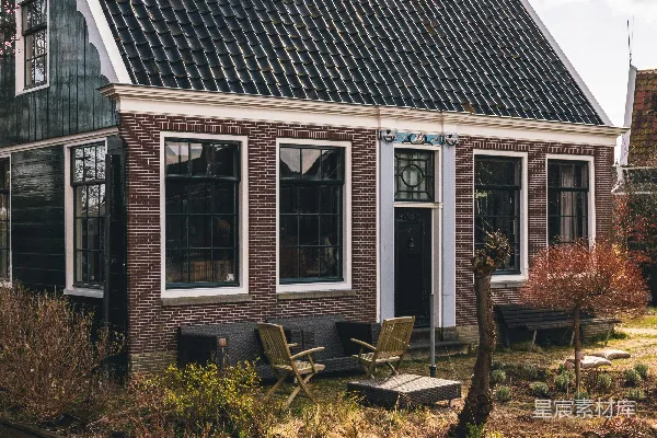 高清摄影 一座迷人的荷兰小屋坐落在水边。