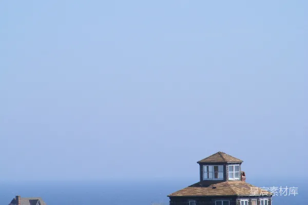 高清摄影 一座山丘上的房子，能看到海景
