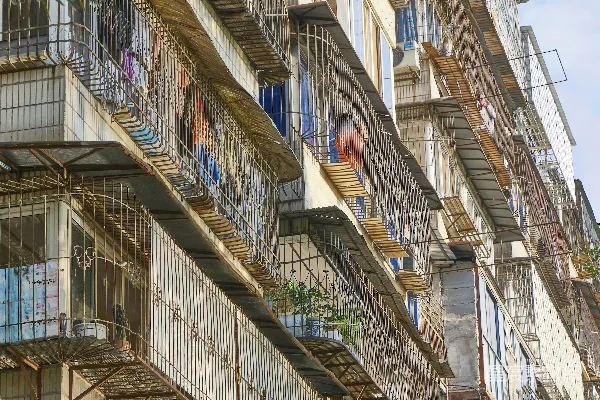 高清摄影 一座非常高大的建筑，有阳台。