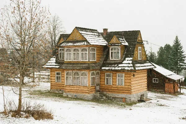 高清摄影 带有积雪屋顶和树木的木屋。