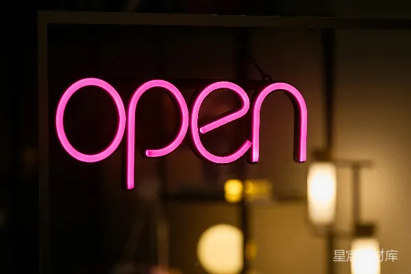 高清摄影 一个写着“open”的霓虹灯牌在黑暗的房间里。