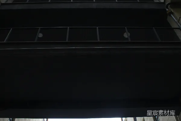 高清摄影 抬头望向高耸的混凝土建筑之间
