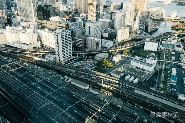 城市上空的繁忙景象，有铁路轨道。