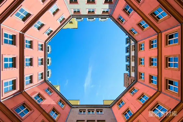 高清摄影 色彩斑斓的建筑庭院围绕着清澈的蓝天。