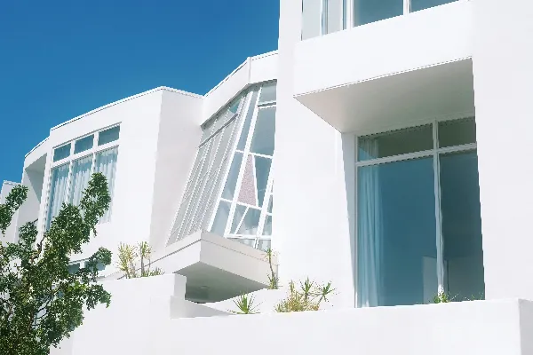 高清摄影 一座高大的白色建筑，有许多窗户。
