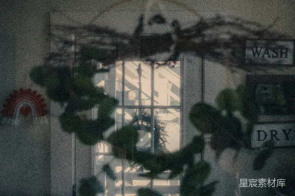 高清摄影 一个房间里有一扇窗户和一个挂在墙上的花环。