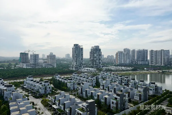 高清摄影 一个有许多高楼大厦的城市，旁边有一片湖泊。