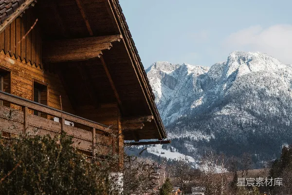 高清摄影 温馨的木屋，背景是群山。