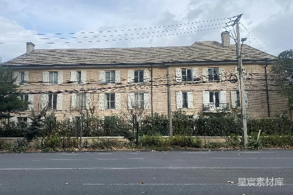 高清摄影 一座带有许多窗户的大型老建筑和一条道路。