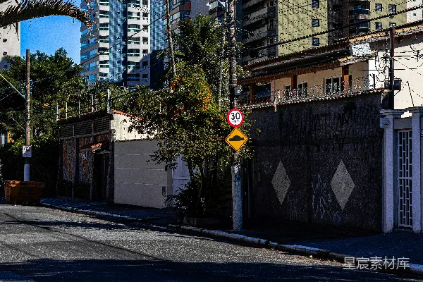 高清摄影 城市的街道场景，包括建筑物、墙壁和交通标志。