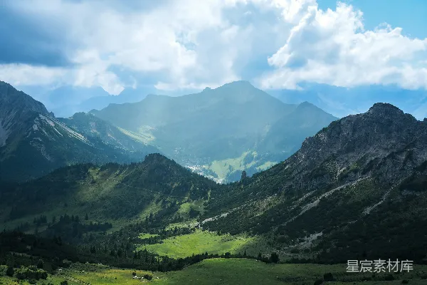背景中有山的山谷景色