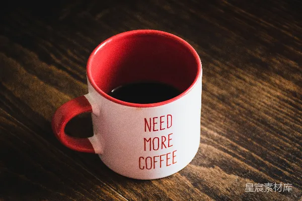 棕色木桌上的红色白色陶瓷小茶杯