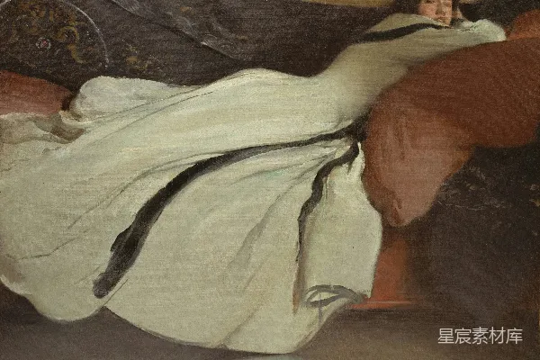 高清摄影 身穿白色礼服的女子靠在一张深色沙发上。