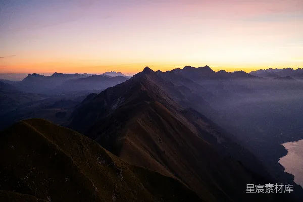 夕阳下的山峦美景