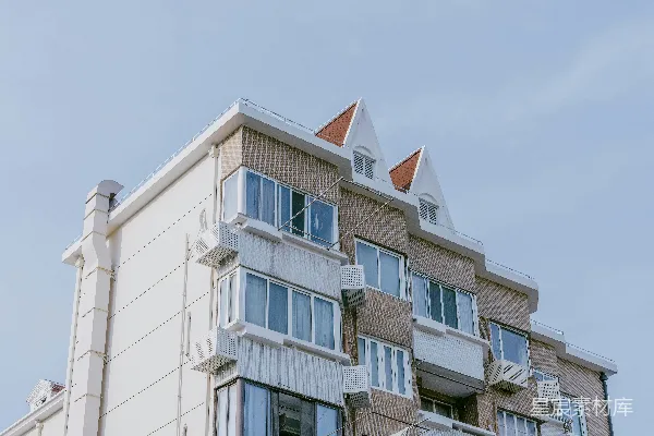 高清摄影 现代化的公寓楼在晴朗的天空下