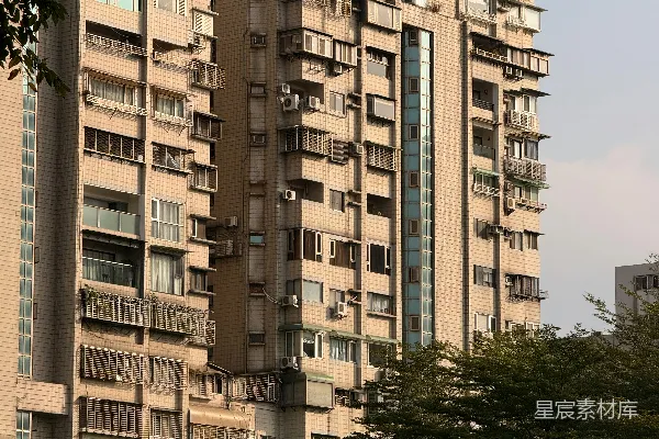 高清摄影 有许多阳台和窗户的高层公寓楼。