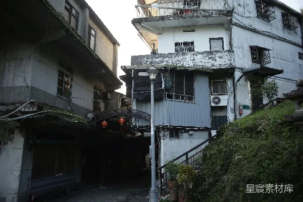 高清摄影 山坡上的旧建筑，植被茂盛。