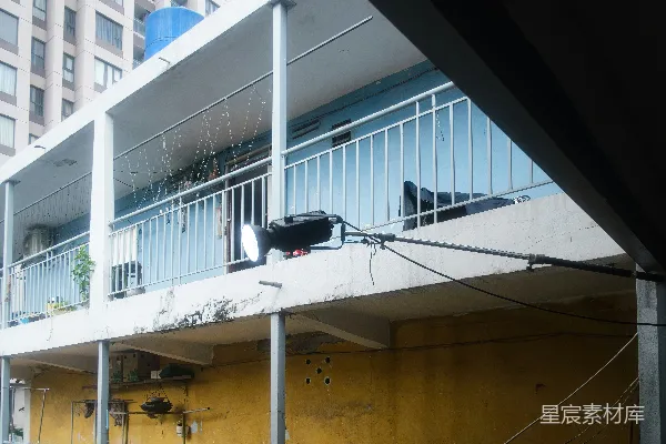 高清摄影 城市建筑外立面，蓝黄相间的墙壁和阳台。