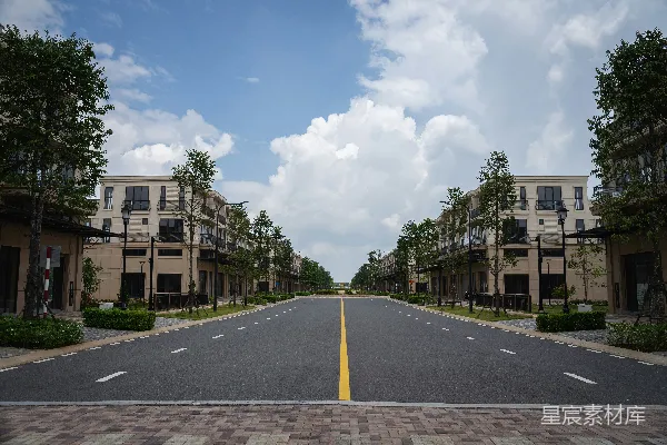 高清摄影 一条中间有一条黄色线的空旷街道