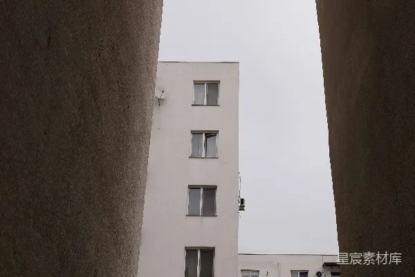 高清摄影 两堵墙之间看到两栋建筑