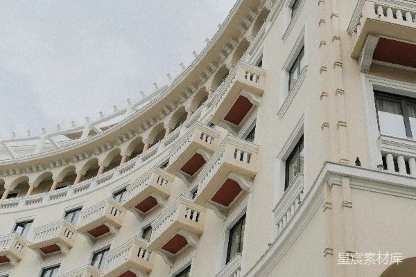 高清摄影 弯曲的建筑立面与多云的天空相映成趣。