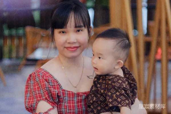 高清摄影 一个女人抱着一个婴儿在怀里