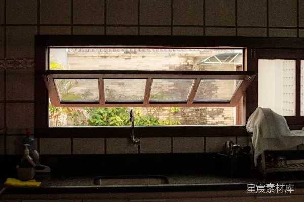 高清摄影 打开能看到绿植的厨房窗户。