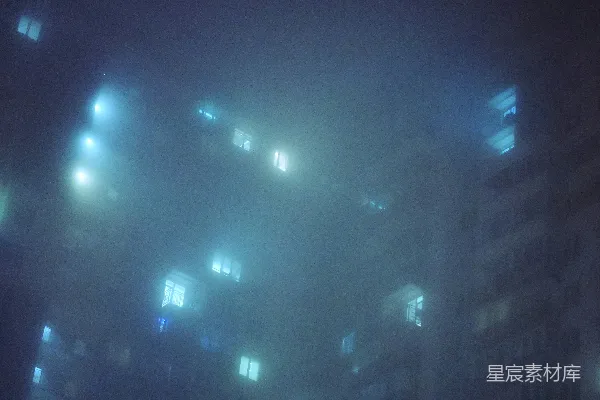 高清摄影 雾中，公寓楼的窗户发出光芒。