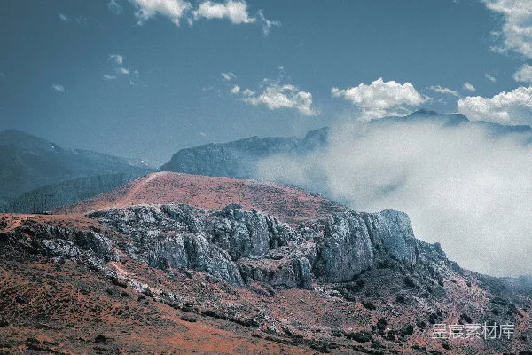 山中云雾缭绕，背景是群山。