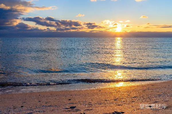 高清摄影 海浪拍打着夕阳下的海岸。
